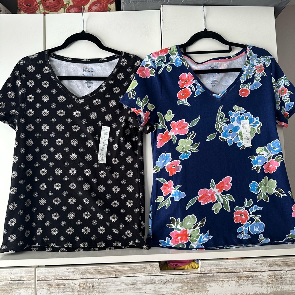 🌸 NWT The Classic Tee 2-Piece Floral V-Neck Tee Bundle Size Small